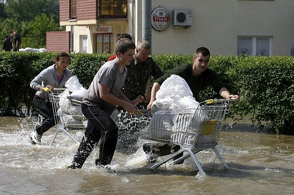 Přeprava pytlů s pískem ve Vroclavi.